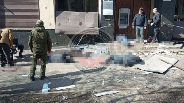 (УЗНЕМИРУЈУЋЕ ФОТОГРАФИЈЕ) Доњецк након обарања украјинске ракете Точка-У - тела мртвих разбацана по улици