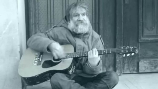 ИЗА РЕШЕТАКА ДО 9. АПРИЛА:  Осумњиченом за убиство уличног свирача у Новом Саду продужен притвор