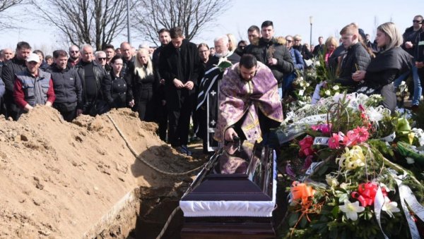 ЈЕЦАЈИ И СУЗЕ: Сахрањен легендарни фудбалер Партизана Небојша Вучићевић Ушке (ВИДЕО)