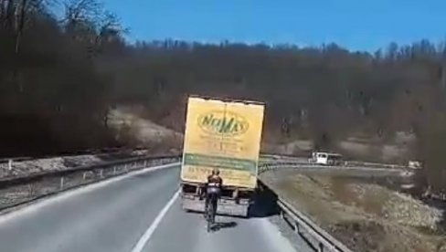 JEZIV SNIMAK O KOME BRUJI BOSNA: Opasna vožnja bicikliste, jurnjava iza kamiona (VIDEO)