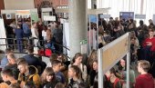 MATURANTI PLANIRAJU BUDUĆNOST: Veliki broj školaraca posetio sajam obrazovanja u Lazarevcu