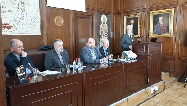 ВОЛЕО ИСТОРИЈУ,  НАРОД И МАТИЦУ: Промовисана биографија Чедомира Попова из пера Михаела Антоловића