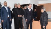 СТАНОВИ ЗА ИЗБЕГЛЕ ИЗ ХРВАТСКЕ: Министар Селаковић у Прокупљу уручио кључеве породицама