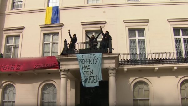 ДРАМА ПРЕКО ПУТА АМБАСАДЕ СРБИЈЕ У ЛОНДОНУ:  Група Украјинаца провалила у вилу на лондонском тргу Белгрејв (ФОТО/ВИДЕО)