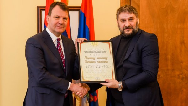 САСТАНАК СА БОРЧЕТОМ ВЕЛИЧКОВСКИМ: Мировићу уручена плакета за допринос раду Националног савета македонске националне мањине