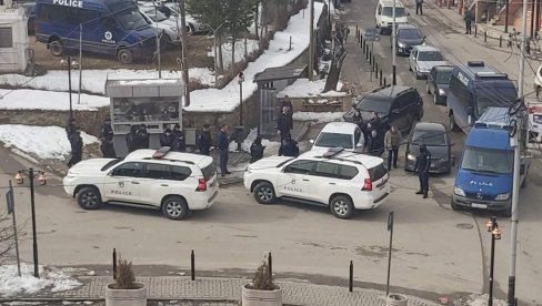 SNIMAK IZ ŠTRPCA: Opština i ulice u blokadi, Rosu više od šest sati maltretira Srbe (VIDEO)