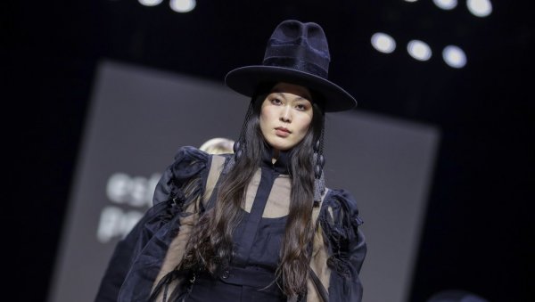 БЕРЛИНСКА НЕДЕЉА МОДЕ: Естер Пербанд – Естетика силуета и контраста