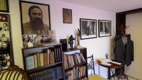 БАТА СТОЈКОВИЋ У ВРЊАЧКОЈ БАЊИ ДОБИО СПОМЕН-СОБУ: Завирите у кутак који је уређен стварима из глумчеве заоставштине (ФОТО)