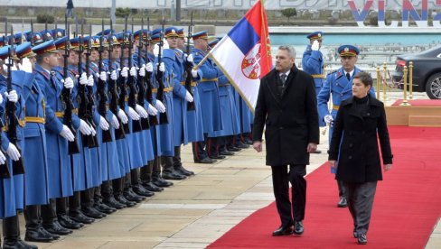 НЕХАМЕР У БЕОГРАДУ: Аустријски канцелар свечано дочекан испред Палате Србија