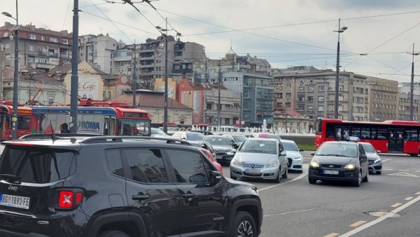 ВИКЕНД ГУЖВЕ ПОЧИЊУ: У овим деловима Београда је дошло до потпуног саобраћајног колапса