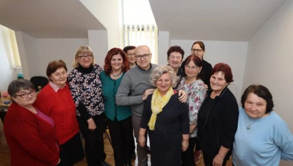 ДОМ ЈЕДИНСТВЕН У СРБИЈИ: Милош Вучевић са пензионерима у Каћу (ФОТО)