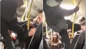 (UZNEMIRUJUĆI VIDEO) TUČA NA LINIJI 37: Mladić u autobusu udarao starijeg muškarca