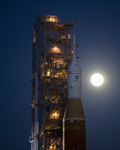 TRKA ZA ODLAZAK NA MESEC: Mask ubrzava SpejsIks, Bezos gura Blu Oridžin u pokušaju da prestignu Kinu