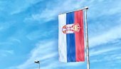 ЗАСТАВА СРБИЈЕ ПОЗДРАВЉА ВОЗАЧЕ: У близини Панчевачког моста постављен високи јарбол