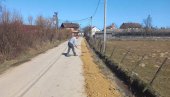 SLOŽNI MEŠTANI UREĐUJU SELO: Stanovnici srbačkog mesta Korovi organizovali akciju čišćenja kanala i bankina