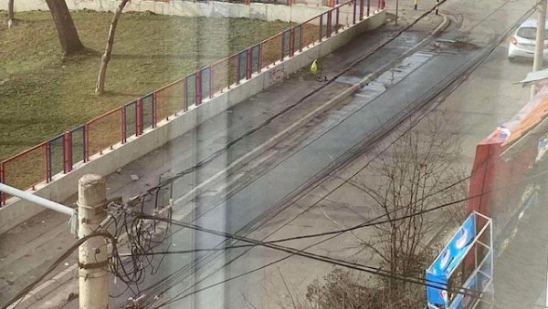 ОДВОД УПОРНО ИЗБИЈА: Станарима дела Живка Давидовића недељама цури вода испред зграда