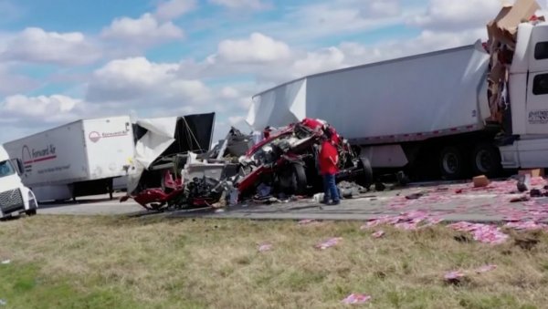 ПЕТОРО ПОГИНУЛО, ПЕТОРО ПОВРЕЂЕНО: Тешка саобраћајна несрећа у САД, судар камиона и комбија