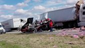 PETORO POGINULO, PETORO POVREĐENO: Teška saobraćajna nesreća u SAD, sudar kamiona i kombija