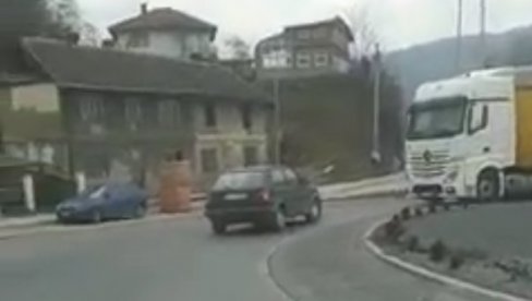 HIT SNIMAK: Vozač napravio haos na kružnom toku (VIDEO)