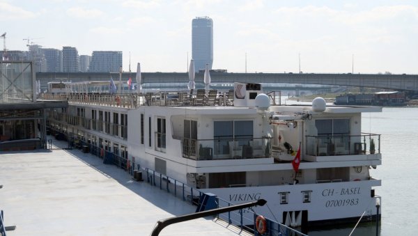 ВИКИНГ ОТВОРИО НАУТИЧКУ СЕЗОНУ: После двогодишње паузе, крузер са гостима упловио у Луку Београд