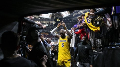 LEBRON ISPISAO ISTORIJU: Kralj DŽejms u porazu Lejkersa postao drugi najbolji strelac NBA svih vremena
