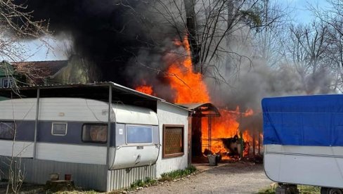 ПОЖАР НА ЈЕЗЕРУ У БЕЛОЈ ЦРКВИ: Изгореле камп-кућице, узрок људски фактор
