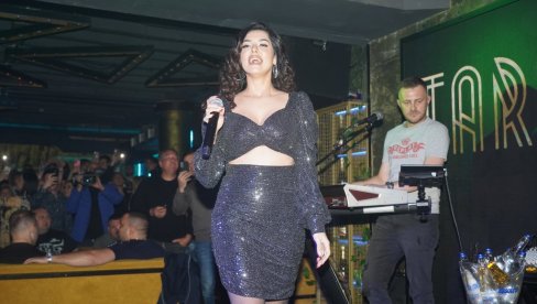 TANJA SAVIĆ ZABLISTALA NA NASTUPU: Pevačica zapalila beogradsku publiku (FOTO)