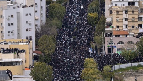 POLA MILIONA LJUDI NA SAHRANI RABINA: Neverovatni prizori u Tel Avivu (FOTO/VIDEO)
