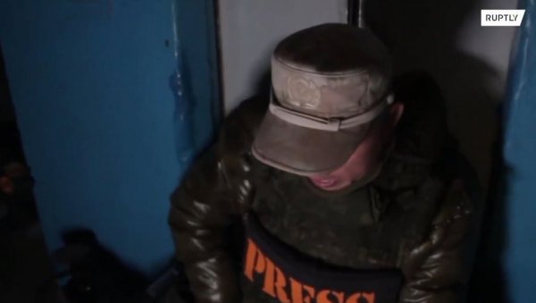 НАШЛИ СЕ ПОД УДАРОМ ГРАНАТА: Кинески новинар повређен у Мариупољу