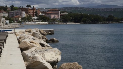 НАВАЛИЛИ НА ЕВРЕ И ЗЕЈТИН: Хрватска у страху за туристичку сезону