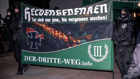 NACISTIČKI SLOGANI NA METI NEMAČKIH ANTIFAŠISTA: Krigle za pivo, majice i jastučnice po meri Hitlera