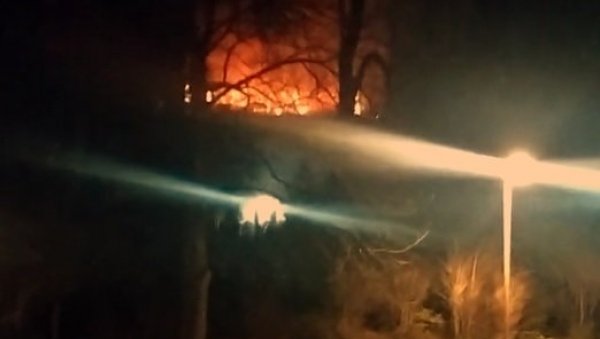 ГОРИ ДЕО СРПСКЕ ИСТОРИЈЕ: Стравичне фотографије пожара у Старом здању у Аранђеловцу (ФОТО/ВИДЕО)