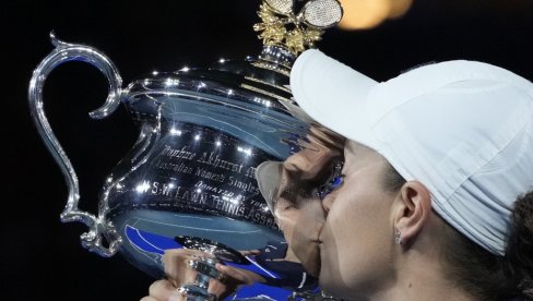 ŠOKIRALA SVE: Najbolja teniserka sveta naprasno završila karijeru, rivalke u suzama!