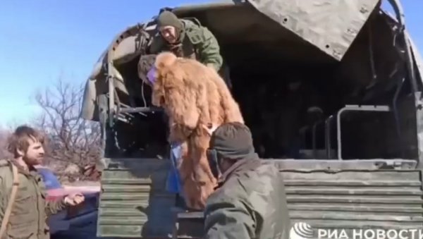 НАЦИСТИ БЕЖЕ МАСКИРАНИ У ЖЕНЕ! Руска војска хвата чланове озлоглашеног Азов батаљона који дезертирају из Мариупоља (ВИДЕО)