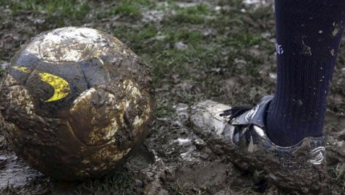 NESREĆA ZA NESREĆOM NA MEČU SRPSKOG FUDBALA: Jednom fudbaleru slomljena rebra, drugom lobanja
