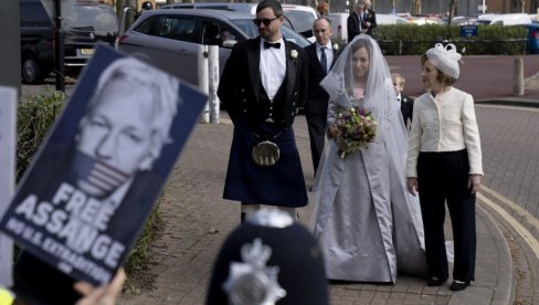 REKLI DA IZA REŠETAKA: DŽulijan Asanž se venčao sa advokaticom Stelom Moris u londonskom zatvoru, mlada bila u srebrnoj venčanici (FOTO)