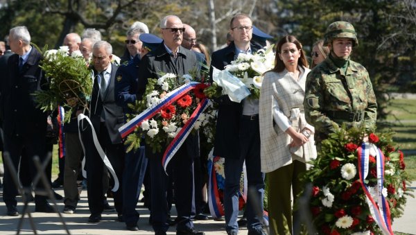 БИЛИ СМО САМО ДЕЦА: Положени венци на споменик у Ташмајданском парку, сећање на малишане страдале у НАТО агресији (ФОТО)