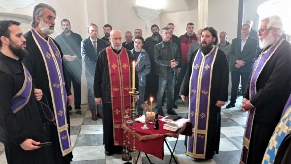 САМО ЈЕ БОГУ ЗНАНО КОЛИКО ЈЕ БИЛО ПОСТРАДАЛИХ: Парастос жртвама НАТО бомбардовања