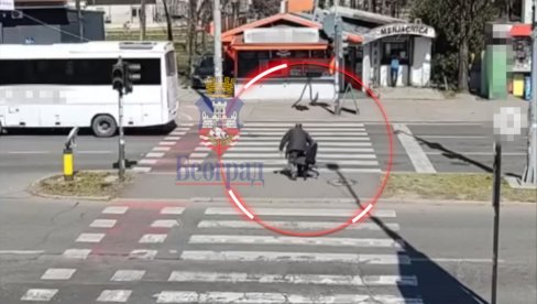SCENA U BEOGRADU O KOJOJ SE PRIČA: Dogurao stolicu nasred pešačkog prelaza - i seo! Vidite snimak šta je uradio (VIDEO)