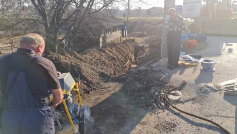 CEO DAN UKLANJAJU KVAR: Posle pucanja cevi auto propao u kanal sa vodom, ekipe JKP Vodovod i dalje na terenu (FOTO)