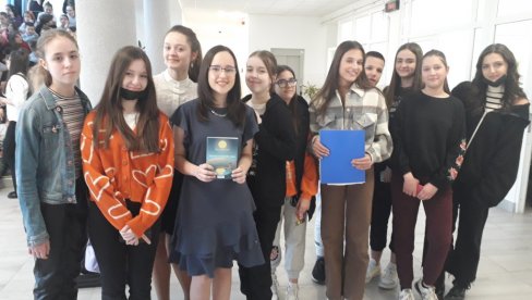 ŽIVOT JE NAJVEĆE ČUDO: U OŠ 1.300 kaplara promovisana knjiga učenice Ive Jovanović (14)