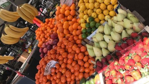 KILOGRAM JAGODA 300 DINARA: Bogata ponuda tropskog voća na pijaci Kalenić
