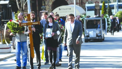 OSTAVIO VELIKU PRAZNINU: Pesnik Dragan Mraović ispraćen na večni počinak u aleji zaslužnih građana na Novom Groblju u Beogradu