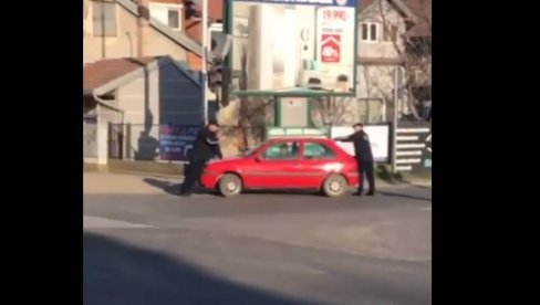NAPRED, NAZAD - NEMAM GDE: Urnebesan snimak penzionera za volanom i policijske patrole u Obrenovcu (VIDEO)
