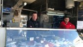 ЗА ПОРЦИЈУ  ДОВОЉАН САМО ОСМЕХ: Рибарница на Каленић пијаци нуди бесплатан оброк сиромашнима