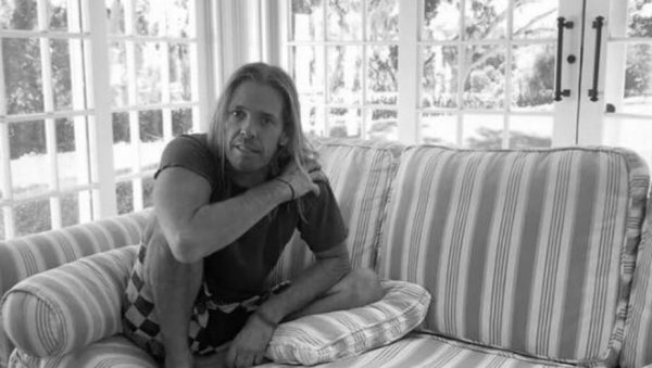 ПРЕМИНУО БУБЊАР ПОЗНАТОГ БЕНДА: Тејлор Хокинс умро изненада у 51. години - Наша породица је сломљена