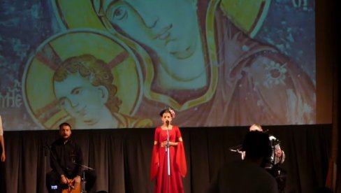 SVEČANOST U RUSKOM DOMU: Devojčica sa Kosova svojim pevanjem oduševila publiku (VIDEO)