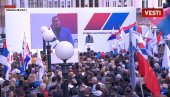VUČIĆ U KRAGUJEVCU: Narod pozdravlja predsednika, vijore se srpske trobojke