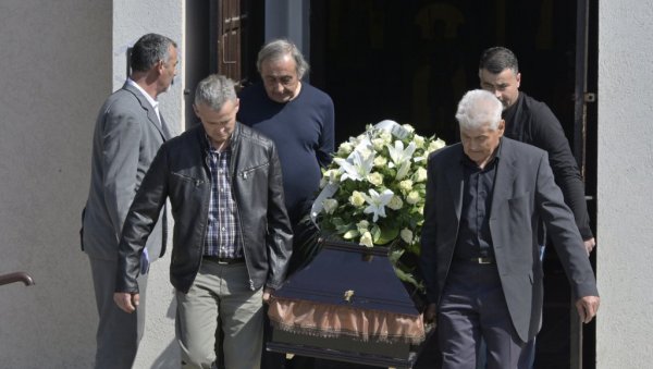 БАРД СРПСКЕ КЊИЖЕВНОСТИ ПРЕСЕЛИО СЕ МЕЂУ ЗВЕЗДЕ: На гробљу Лешће у породичној гробници сахрањен истакнути писац Милован Витезовић