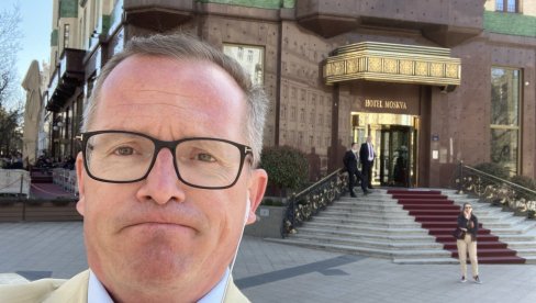 НАТО ЛОБИСТА ПОНОВО УДАРИО НА НАШУ ЗЕМЉУ И ПОДРЖАО БЛОКАДЕ: Из базена у Бечу уживам док гледам како се Србија урушава